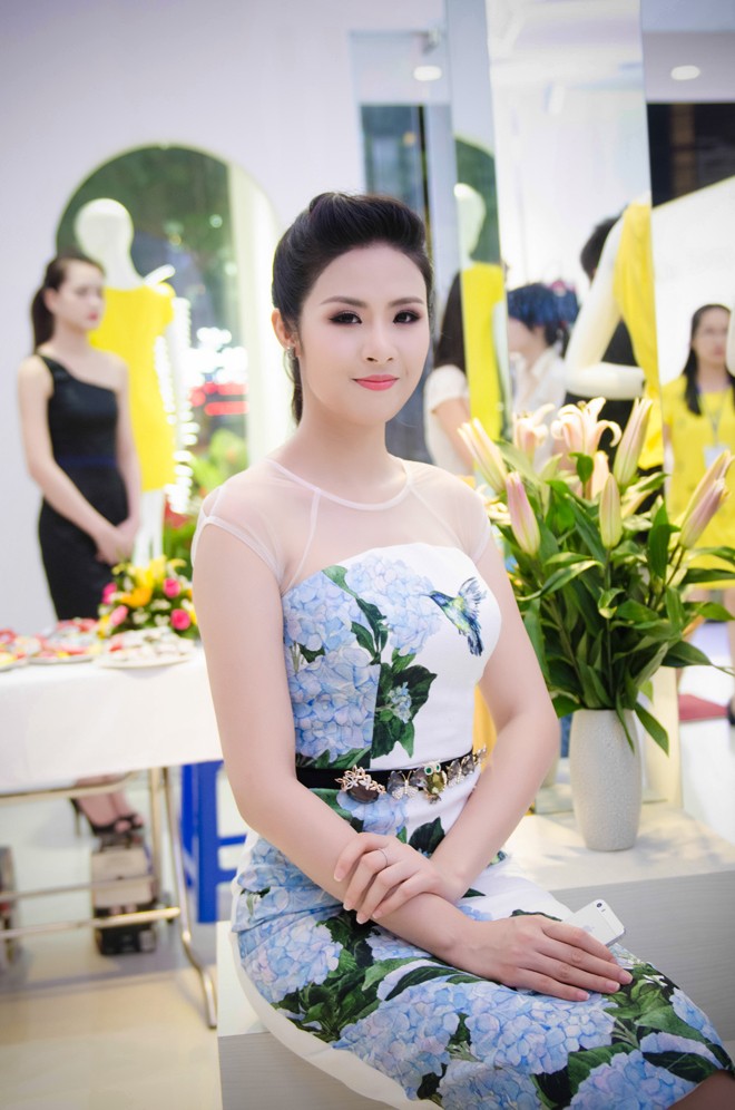 Ngọc Hân đọ vai trần trắng muốt bên Thúy Hằng - ảnh 3